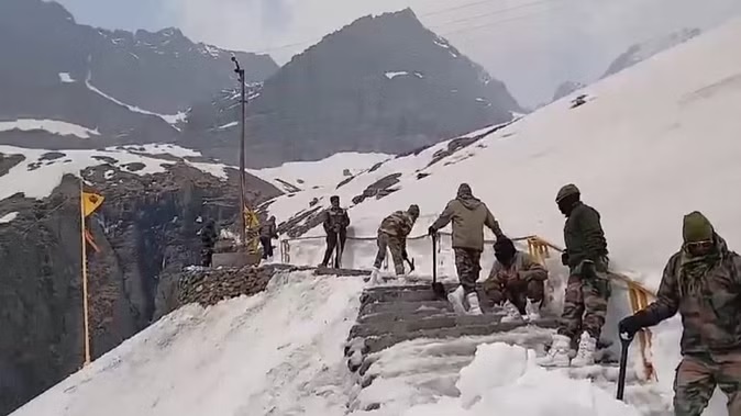 बर्फीली राहों से गुजरेंगे तीर्थयात्री, सेना के जवानों ने बर्फ के बीच ऐसे बनाया रास्ता