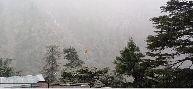 देर शाम बदला मौसम, यमुनोत्री और बदरीनाथ धाम में बारिश, ऊंची चोटियों पर हुई बर्फबारी