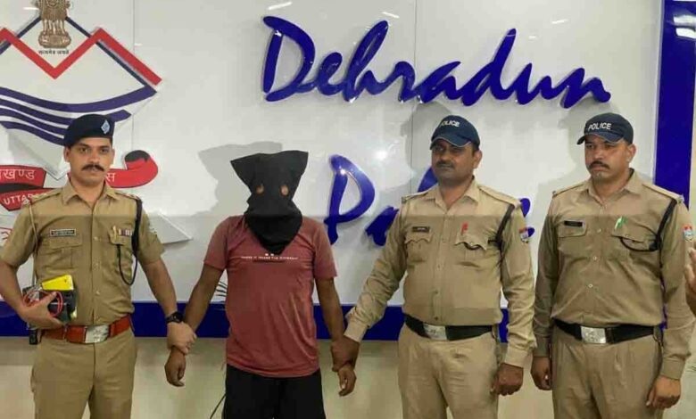 पुलिस ने महिला और दो नाबालिगों की हत्या के आरोप में व्यक्ति को गिरफ्तार किया