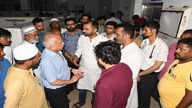 टैंकर की टक्कर से ऑटो के परखचे, पिता-पुत्र समेत छह लोग घायल