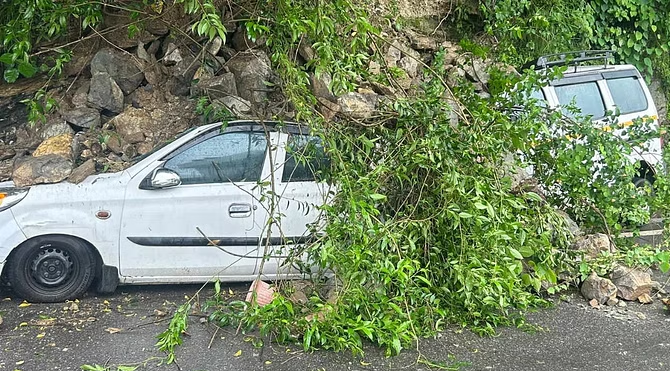हाईवे के पास कार खाई की ओर लटकी,बदरीनाथ यात्रा से लौट रहे थे पति-पत्नी