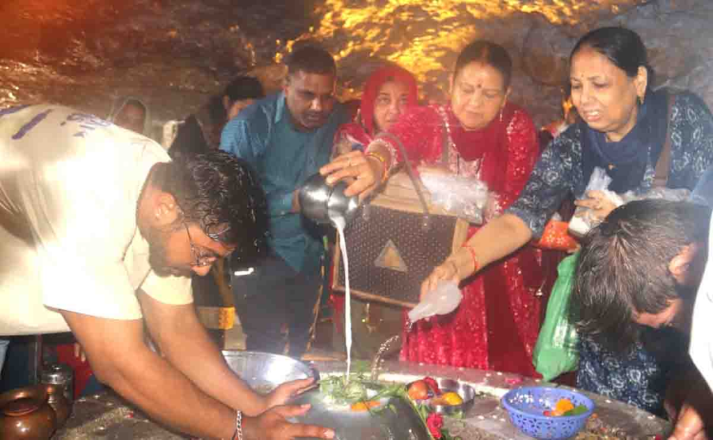 सावन के पहले सोमवार को शहर के मंदिरों में भक्तों की भीड़ उमड़ पड़ी
