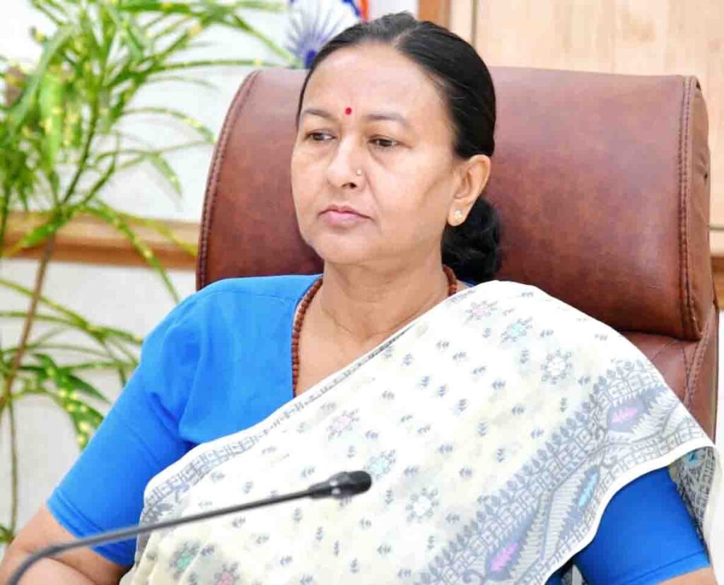 रतूड़ी ने अधिकारियों को यह सुनिश्चित करने का आदेश दिया कि उत्तराखंड में प्रवेश करने वाले सभी वाहनों में कूड़ेदान हों