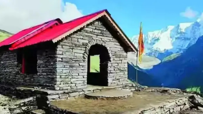 स्वयंभू बाबा ने उत्तराखंड झील के पास बनाया मंदिर, जांच के आदेश