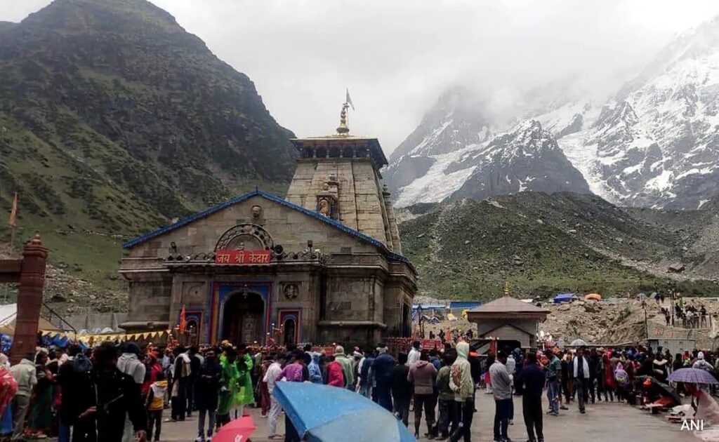 बारिश की चेतावनी के बीच चारधाम यात्रा रुकी, तीर्थयात्रियों से ऋषिकेश से शुरू न करने का आग्रह