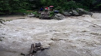 तीजम और वतन गांव को जोड़ने वाला लकड़ी का पुल बहा, 18 परिवारों का टूटा संपर्क