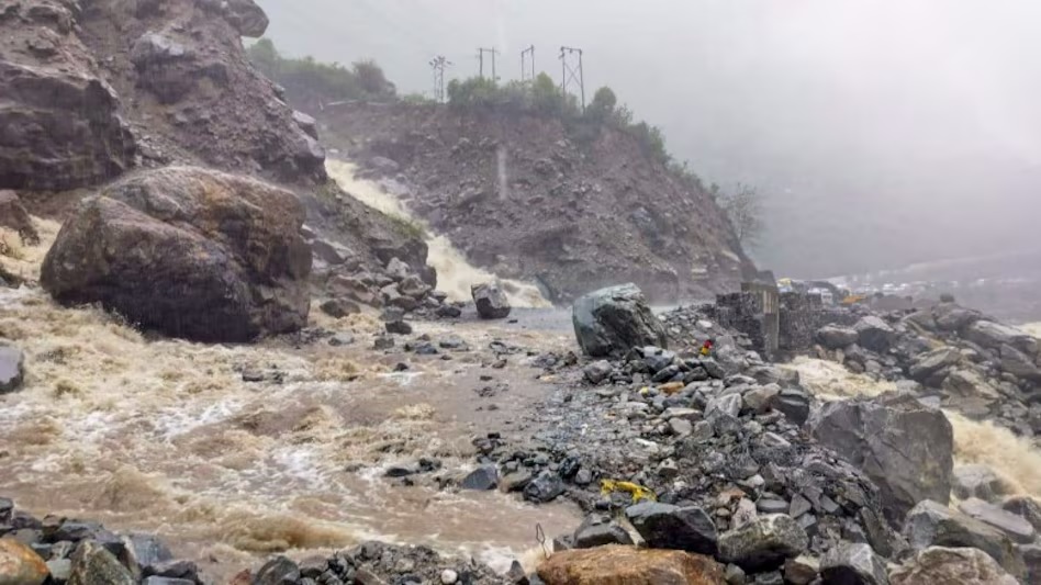 उत्तराखंड में भारी बारिश , नेशनल हाईवे समेत 90 सड़कें बंद, स्कूलों की भी छुट्टी, रेड अलर्ट जारी