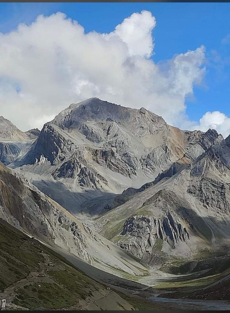 ओम पर्वत पहली बार हुआ बर्फविहीन, पर्यावरण के लिए बेहद संवेदनशील