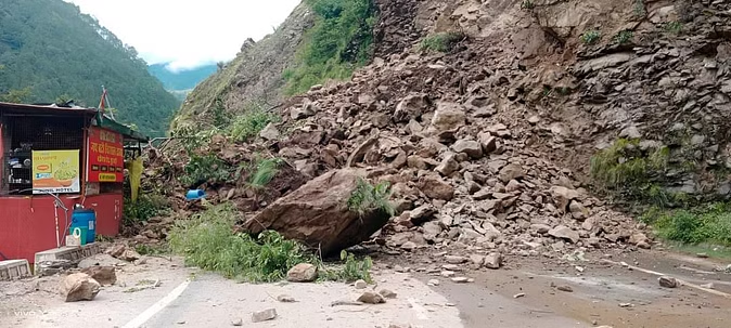 पर्थाडीप में मलबा आने से तीसरे दिन भी नहीं खुला बदरीनाथ हाईवे
