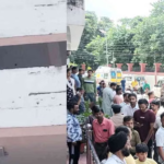 दून अस्पताल के भवन की तीसरी मंजिल पर चढ़ा युवक, कूदने की दे रहा धमकी
