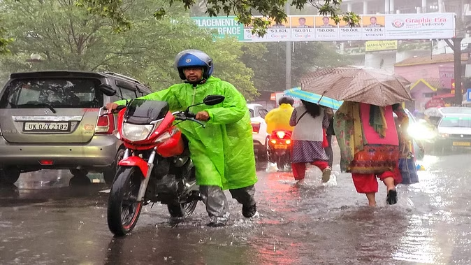 बारिश के बाद तबाही का मंजर: नदी-नाले उफान पर 45 घरों में घुसा गंदा पानी