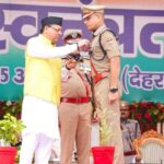 स्वतंत्रता दिवस पर सीएम ने पुलिस अधिकारियों और खिलाड़ियों को सम्मानित