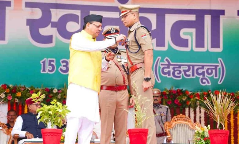स्वतंत्रता दिवस पर सीएम ने पुलिस अधिकारियों और खिलाड़ियों को सम्मानित