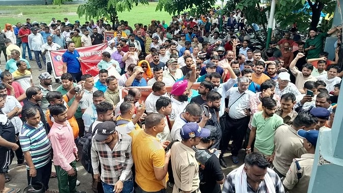 विधायक के आवास जा रहे श्रमिकों को गांधी पार्क में बंद करने से तनाव