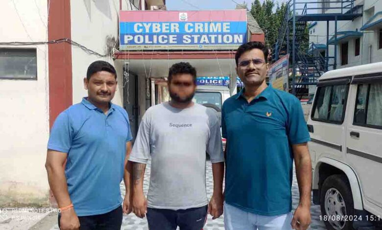 एसटीएफ ने 19 राज्यों में धोखाधड़ी के मामलों में शामिल एक साइबर अपराधी को गिरफ्तार किया