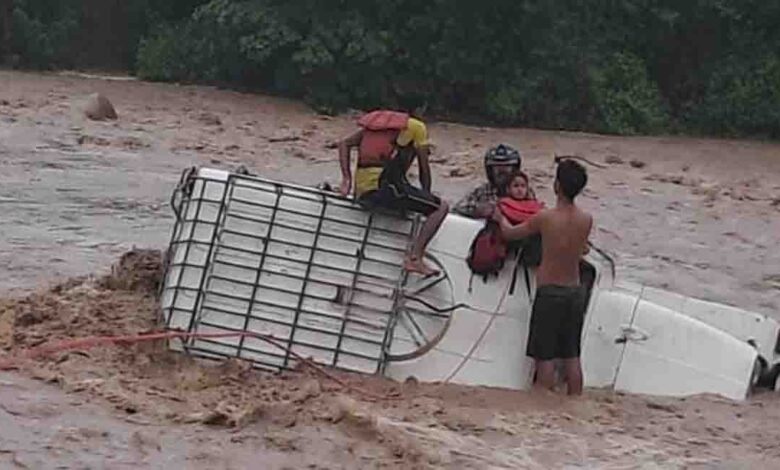 टनकपुर में नदी में वाहन फंसने से दो की मौत, एक लापता