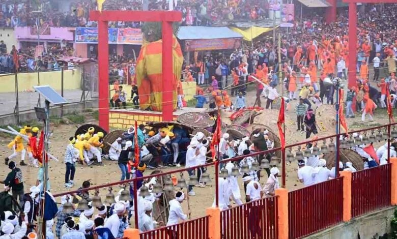 मुख्यमंत्री पुष्कर सिंह धामी ने ऐतिहासिक बग्वाल मेले में शिरकत की