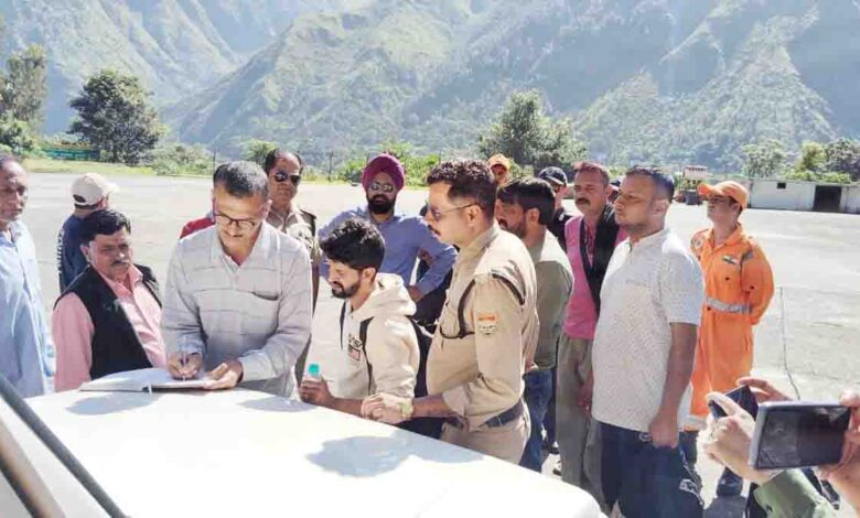 आदि कैलाश मार्ग पर फंसे 40 तीर्थयात्रियों को हवाई मार्ग से बचाया गया
