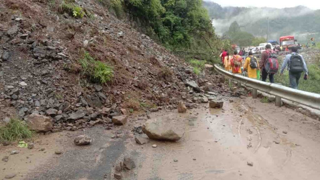 राज्य के विभिन्न हिस्सों में 122 सड़कें अवरुद्ध हैं