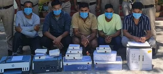 नकली नोट छापने वाले गिरोह का भंडाफोड़, दो सगे भाइयों समेत छह गिरफ्तार