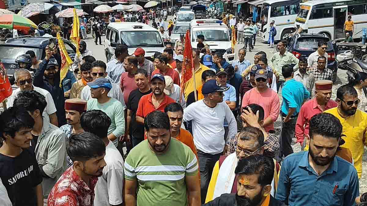 उत्तरकाशी में हिंदू संगठनों ने भूमि जिहाद और अवैध मांस की दुकानों के खिलाफ प्रदर्शन किया