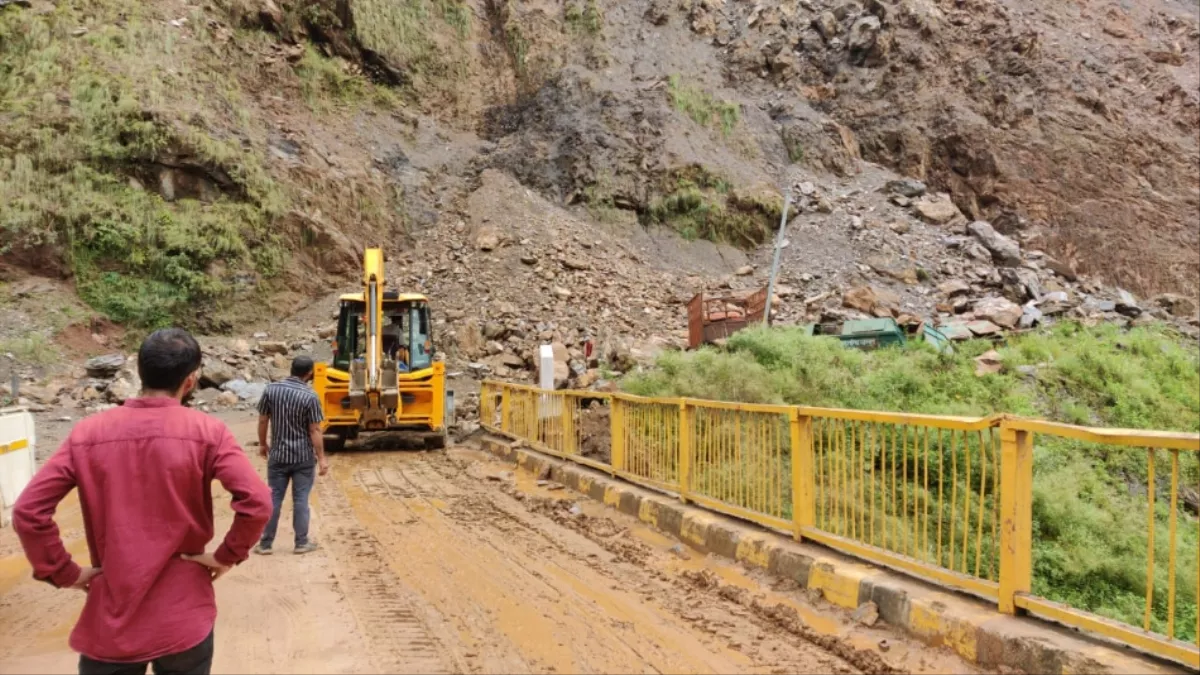 थल-मुनस्यारी मार्ग बड़े वाहनों के लिए बंद
