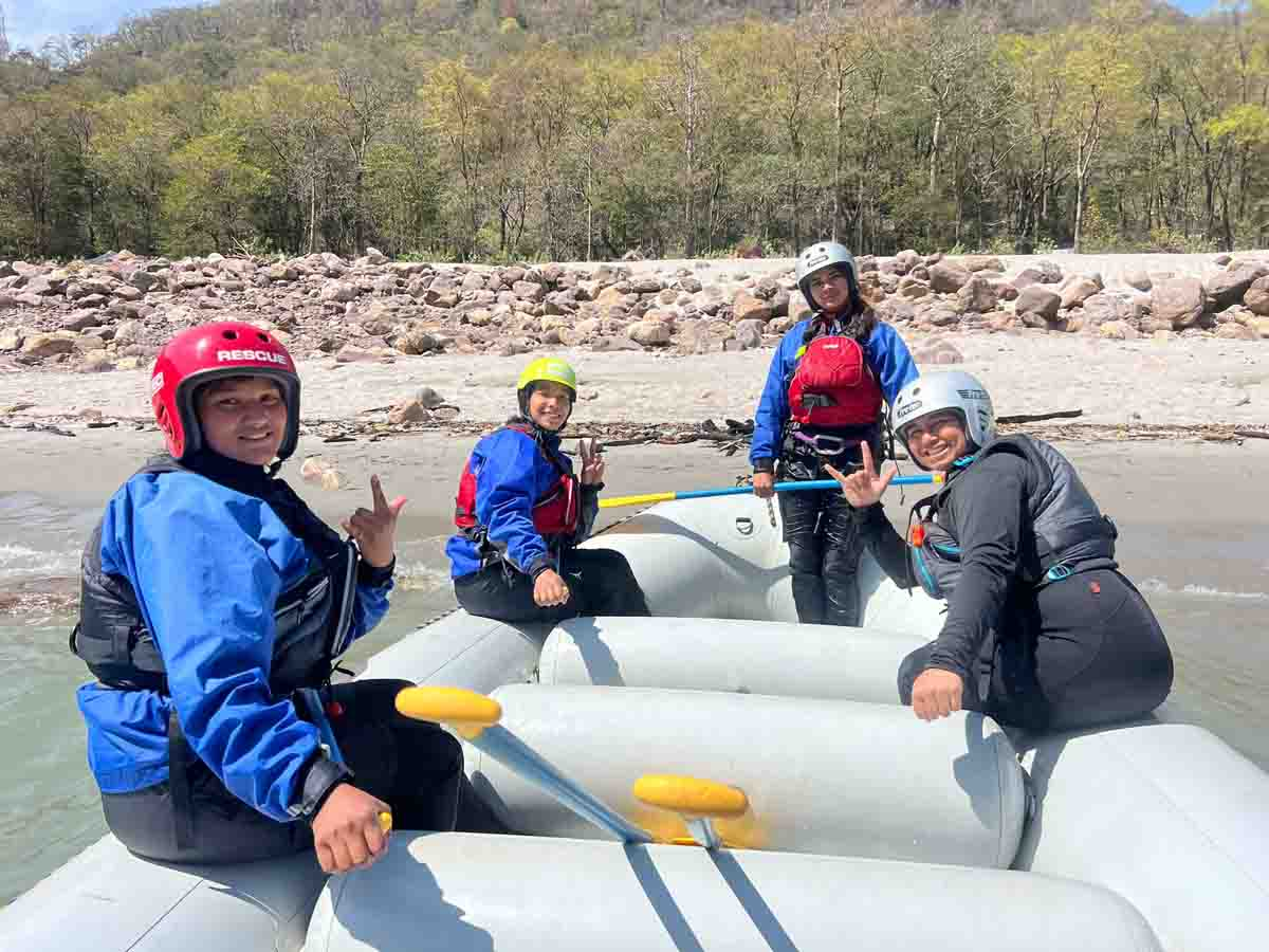 14 महिलाओं को व्हाइट-वॉटर रिवर राफ्टिंग गाइड के रूप में प्रशिक्षित किया