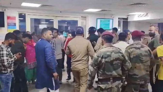 दो समुदायों के लोग भिड़े, डॉक्टर के सामने हुई मारपीट, मचा हड़कंप