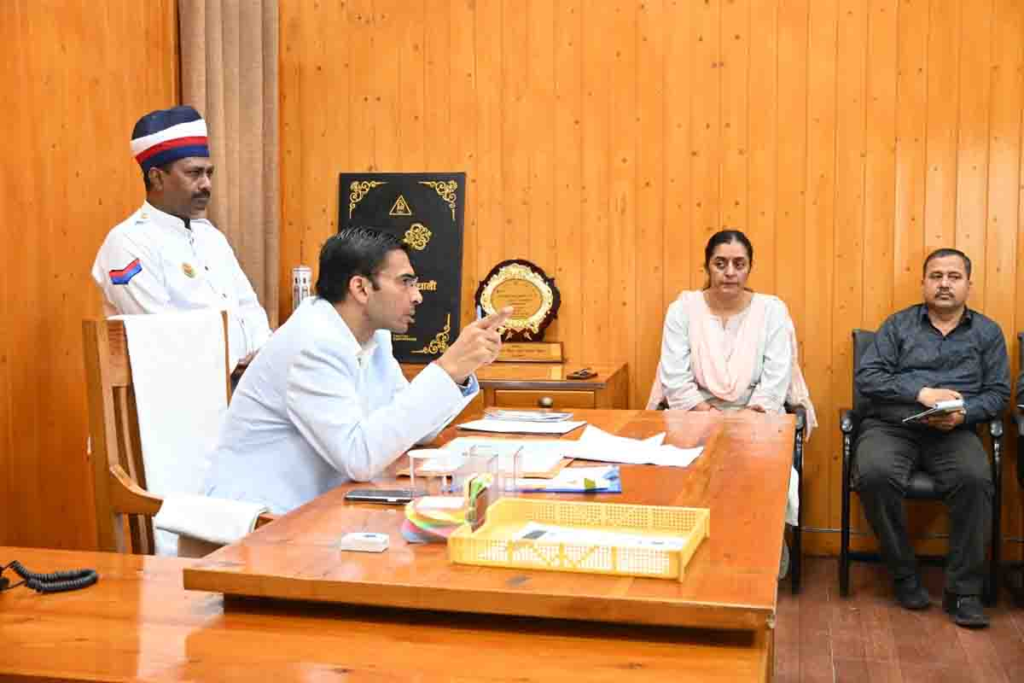 डीएम ने बाल भिखारियों को शिक्षित करने और पुनर्वास के लिए योजना शुरू की