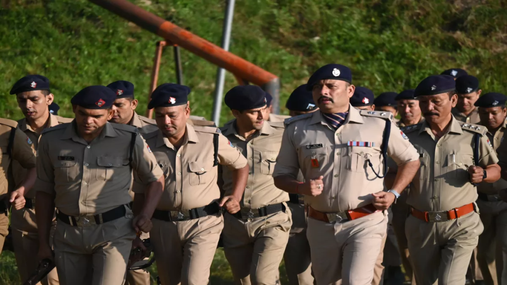 अल्मोडा SSP में गजब जज्‍बा, खुद दौड़ लगाकर जवानों का लिया फिटनेस टेस्ट