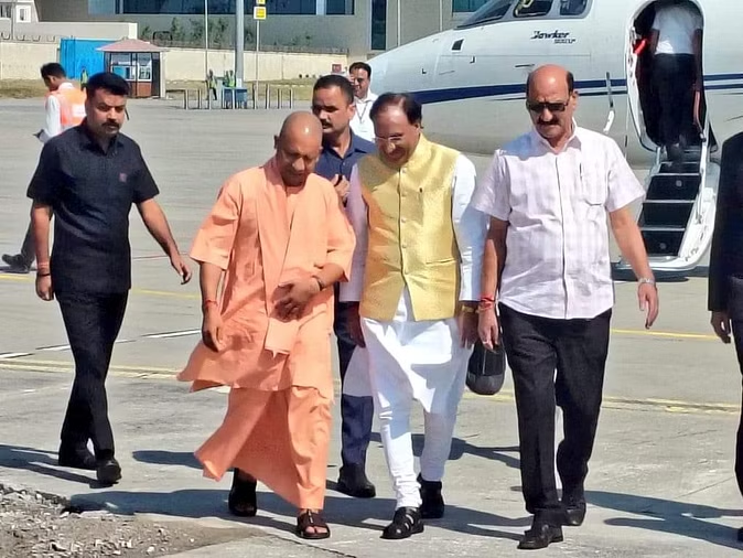 जाैलीग्रांट अस्पताल में भर्ती अपनी मां से मिलने पहुंचे सीएम योगी आदित्यनाथ
