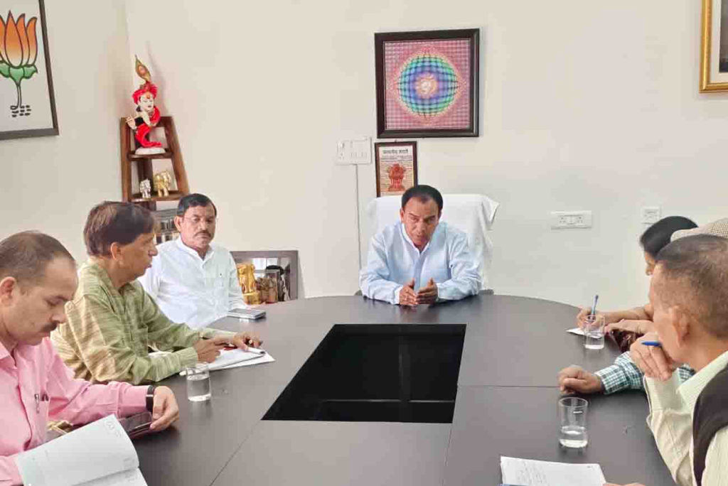 कॉलेज प्राचार्यों और शिक्षकों की उपस्थिति को कोषागार से जोड़ें: रावत