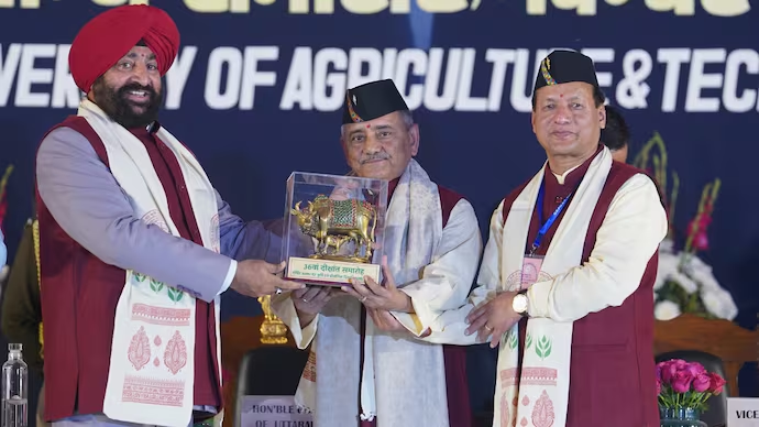 सीडीएस चौहान को उत्तराखंड के जीबी पंत विश्वविद्यालय से डॉक्टरेट की उपाधि