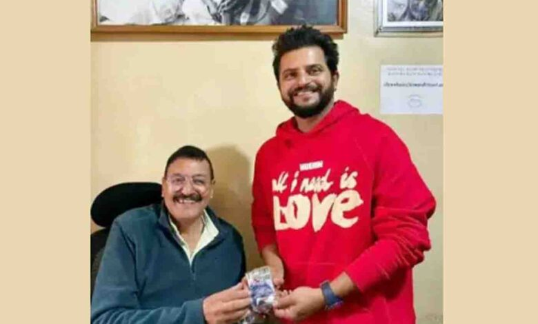 क्रिकेटर सुरेश रैना ने कैंची धाम के दर्शन किये