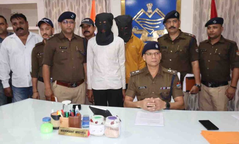 पुलिस ने 85 लाख रुपये की स्मैक के साथ दो अंतरराज्यीय तस्करों को पकड़ा है