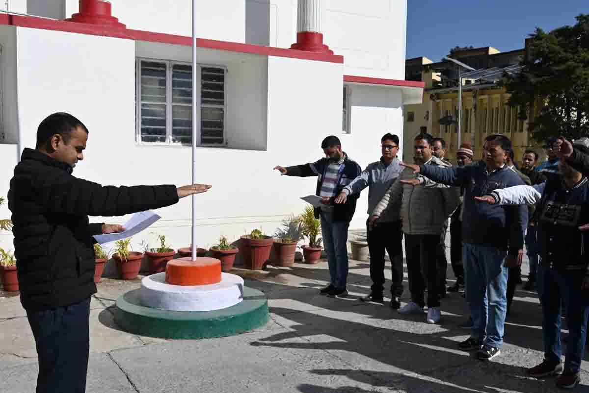 डीएम की अगुवाई में मनाया गया संविधान दिवस