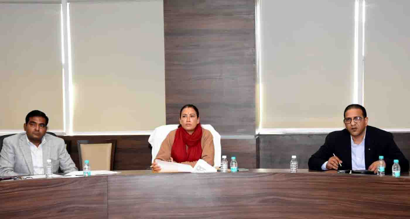 आर्य ने अधिकारियों को आंगनवाड़ी कार्यकर्ताओं नियुक्ति करने का निर्देश दिया