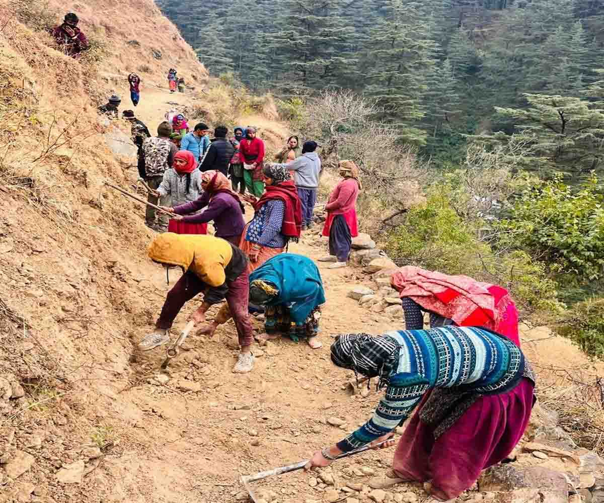 स्वीकृति के वर्षों बाद भी नहीं बनी सड़क, ग्रामीणों ने शुरू किया निर्माण