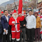 सांता क्लॉज़ ने नैनीताल में मिठाइयाँ और उपहार बाँटे