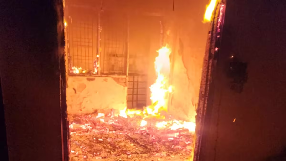 फ्लैट में लगी आग तो जान बचाने को तीसरी मंजिल से कूदा प्रापर्टी डीलर