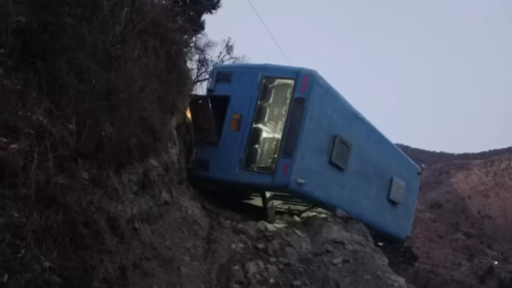 उत्तराखंड में बड़ा हादसा, स्टीयरिंग फेल होने से पलटी बस