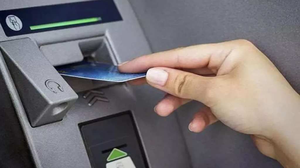 ATM से रुपए निकाल रहा था युव‍क, तभी अंदर आईं दो औरत