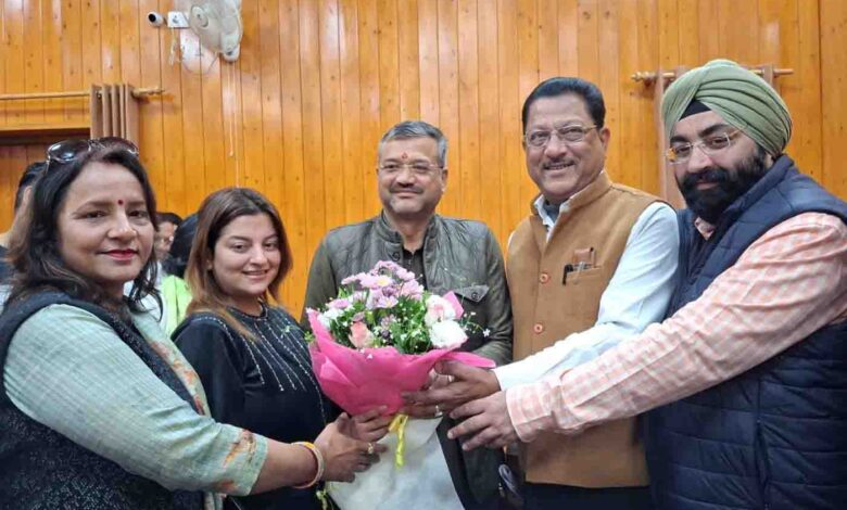 कांग्रेस मांग पत्र लेकर देहरादून मेयर से मिली