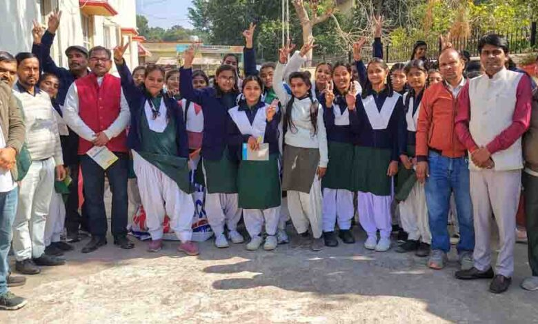 शैक्षणिक भ्रमण पर यूसीबी पहुंची छात्राएं
