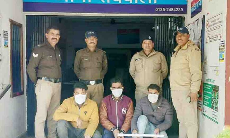 वृद्धा की हत्या के आरोप में पुलिस ने तीन लोगों को गिरफ्तार किया है