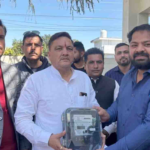 हल्द्वानी मेयर ने घर पर लगवाया स्मार्ट मीटर