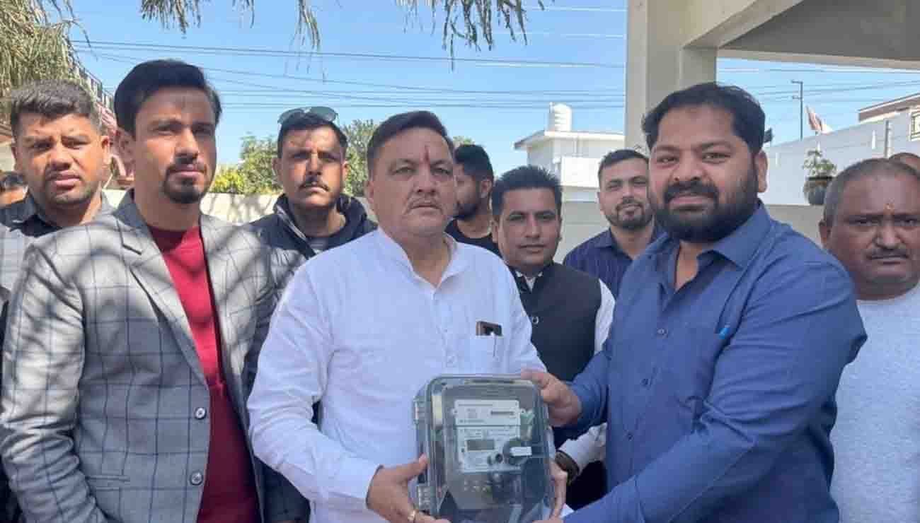 हल्द्वानी मेयर ने घर पर लगवाया स्मार्ट मीटर