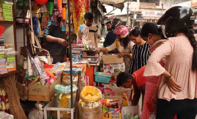 होली से पहले आखिरी मिनट की छूट के लिए बाजारों में उमड़ी भीड़