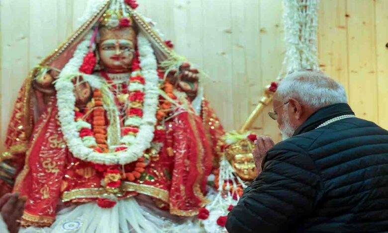 मोदी ने देवी गंगा के शीतकालीन निवास मुखबा में पूजा-अर्चना की