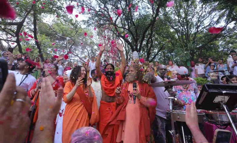 बाबा रामदेव परमार्थ निकेतन में होली उत्सव में शामिल हुए